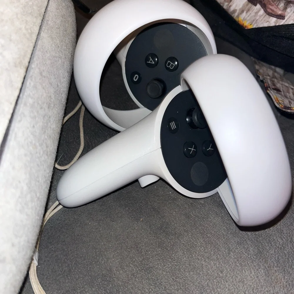 I’m selling this oculus it’s only been used 5 times and I’ve had it for a year.